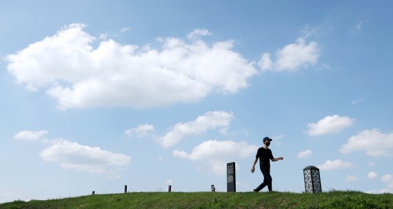 26일 오후 울산 중구 병영성에서 산책하는 시민 위로 파란 하늘이 펼쳐져 있다. 2022.8.26 /사진=뉴스1