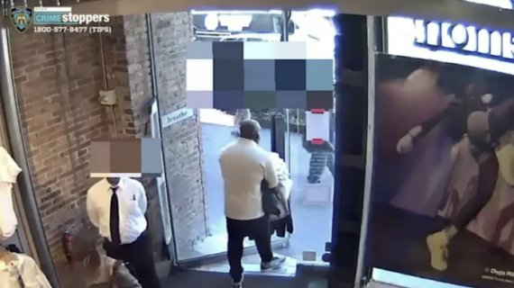 지난 16일 미국 뉴욕의 한 룰루레몬 매장에서 물건을 훔친 뒤 매장을 빠져나가고 있는 도둑. 경비원(왼쪽)은 그 모습을 바라만 보고 있다. 사진=뉴욕포스트