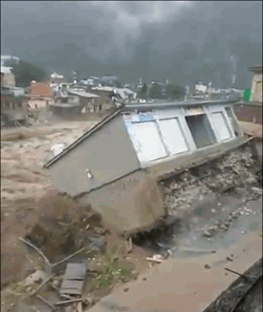 파키스탄 홍수로 인해 무너지는 건물. 트위터 캡처