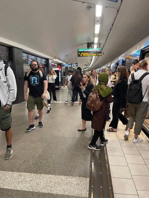 스웨덴 사람들이 지난 26일(현지시간) 스웨덴 스톡홀름 티센트럴역을 이용하고 있다. 사진=박소현 기자