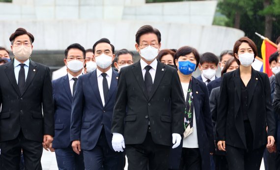 이재명 더불어민주당 신임 당대표가 29일 오전 고민정 최고위원(오른쪽) 등 신임 지도부와 함께 서울 동작구 국립서울현충원에서 현충탑 참배를 마친 후 되돌아 나오고 있다. ⓒ News1 국회사진취재단