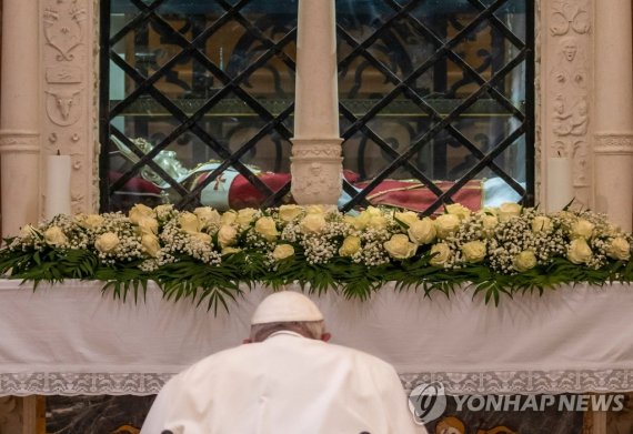 첼레스티노 5세 무덤 앞에서 기도하는 프란치스코 교황 TOPSHOT - Pope Francis prays by the tomb of 13th Century Pope Celestine V at the Basilica of Santa Maria di Collemaggio, during a one-day pastoral visit to l'Aquila, Abruzzo region, on August 28, 2022. (Photo by Domenico Stinellis / POOL / AFP)