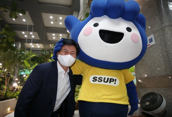 조용익 부천시장이 29일 시청 1층 산소정원에서 부천시 마스코트인 부천핸썹을 응원하고 있다. 부천핸썹은 문화체육관광부가 주최하고 한국콘텐츠진흥원이 주관하는 '우리동네 캐릭터 대상'본선에 진출했다. 본선은 대국민 투표와 전문가 심사, 서면평가로 이뤄지며 대국민 투표는 오는 9월 14일 오후 2시까지 우리동네 캐릭터 홈페이지에서 진행된다. 2022.8.29/뉴스1 ⓒ News1 정진욱 기자