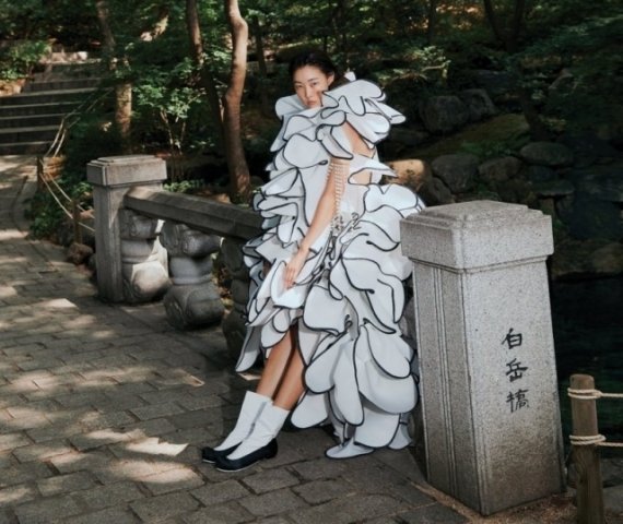 모델 한혜진이 일본 디자이너인 류노스케 오카자키의 드레스를 입고 청와대에서 포즈를 취했다.<div id='ad_body2' class='ad_center'></div> (보그 코리아 갈무리) /사진=뉴스1