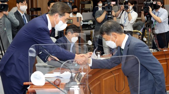 오석준 대법관 후보자가 29일 오전 서울 여의도 국회에서 열린 인사청문회에서 김학용 위원장에게 선서문을 제출한 후 악수하고 있다. (공동취재) 2022.8.29/뉴스1 ⓒ News1 이재명 기자