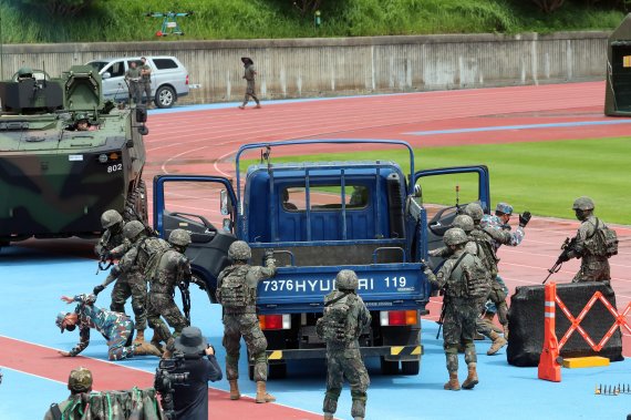 [부산=뉴시스] 하경민 기자 = 한미 민·관·군·경·소방 연합 통합방위훈련이 열린 29일 부산 연제구 아시아드 보조경기장에서 한미 군 장병들이 도심 테러를 가정한 실제 훈련을 하고 있다. 2022.08.29. yulnetphoto@newsis.com