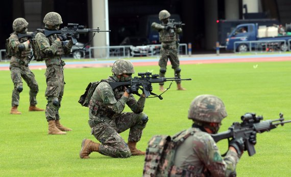 [부산=뉴시스] 하경민 기자 = 한미 민·관·군·경·소방 연합 통합방위훈련이 열린 29일 부산 연제구 아시아드 보조경기장에서 한미 군 장병들이 도심 테러를 가정한 실제 훈련을 하고 있다. 2022.08.29. yulnetphoto@newsis.com