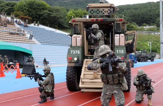 [부산=뉴시스] 하경민 기자 = 한미 민·관·군·경·소방 연합 통합방위훈련이 열린 29일 부산 연제구 아시아드 보조경기장에서 한미 군 장병들이 도심 테러를 가정한 실제 훈련을 하고 있다. 2022.08.29. yulnetphoto@newsis.com