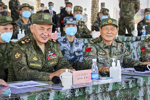 [닝샤=AP/뉴시스]세르게이 쇼이구 러시아 국방장관(앞줄 왼쪽)과 웨이펑허 중국 국방장관이 지난해 8월 13일 중국 내몽고 닝샤 자치구에서 실시된 합동군사훈련을 지켜보고 있다.