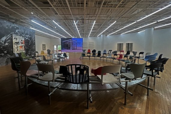 [서울=뉴시스] 박진희 기자 = 아트선재센터는 문경원, 전준호 작가의 '서울 웨더 스테이션' 전시 개막을 앞둔 29일 서울 종로구 아트선재센터에서 참여 플랫폼 '모바일 아고라: 서울 웨더 스테이션'(2022) 작품을 선보이고 있다. 두 작가의 작품 '모바일 아고라: 서울 웨더 스테이션'(2022)을 통해 이산화탄소 문제에 대한 비판적 고찰을 나눈다. 이 플랫폼에는 극한의 기후 조건이나 종말 이후의 세계에서도 사용할 수 있는 다양한 디자인 솔루션을 고안해온 작가의 여러 협업 프로젝트가 전시되는 한편, 다양한 분야의 전문가들이 참여하는