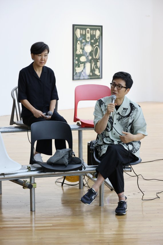 [서울=뉴시스] 박진희 기자 = 문경원, 전준호 작가가 '서울 웨더 스테이션' 전시 개막을 앞둔 29일 서울 종로구 아트선재센터에서 참여 플랫폼 '모바일 아고라: 서울 웨더 스테이션'(2022) 작품에 앉아 기자간담회를 하고 있다. 두 작가는 작품 '모바일 아고라: 서울 웨더 스테이션'(2022)을 통해 이산화탄소 문제에 대한 비판적 고찰을 나눈다. 이 플랫폼에는 극한의 기후 조건이나 종말 이후의 세계에서도 사용할 수 있는 다양한 디자인 솔루션을 고안해온 작가의 여러 협업 프로젝트가 전시되는 한편, 다양한 분야의 전문가들이 참여하는