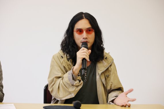 [서울=뉴시스] 박진희 기자 = 회화, 영상, 퍼포먼스 작가 코라크릿 아룬나논차이(Korakrit Arunanondchai)가 '죽음을 위한 노래/삶을 위한 노래' 전시 개막에 앞서 29일 서울 종로구 아트선재센터에서 기자간담회를 하고 있다. 이번 전시는 한국에서 열리는 태국 출신 작가 아룬나논차이의 첫 개인전이다. 아룬나논차이의 '죽음을 위한 노래'는 지난 13회 광주비엔날레에서 소개되어 큰 호평을 받은 바 있다. 이번 전시에서는 '죽음을 위한 노래'와 더불어 '삶을 위한 노래'(알렉스 그보익 공동 제작)가 극장 공간에서 영상 및