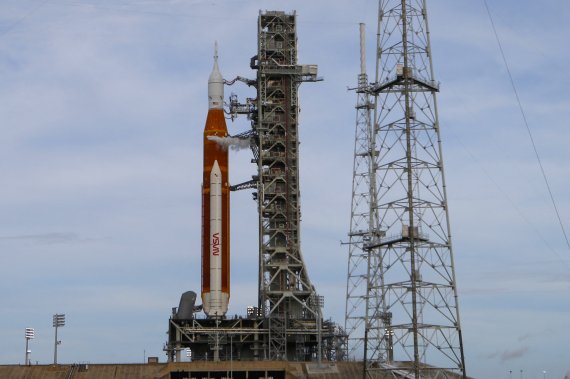 NASA's next-generation moon rocket, the Space Launch System (SLS) , sits on the pad as mission managers worked to overcome technical issues, at Cape Canaveral, Florida, U.S., August 29, 2022. REUTERS/Joe Skipper /REUTERS/뉴스1 /사진=뉴스1 외신화상