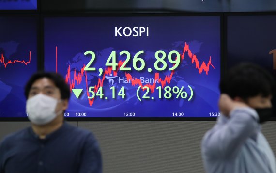 [서울=뉴시스] 고승민 기자 = 서울 중구 하나은행 딜링룸에서 딜러들이 업무를 보고 있다. 2022.08.29. kkssmm99@newsis.com