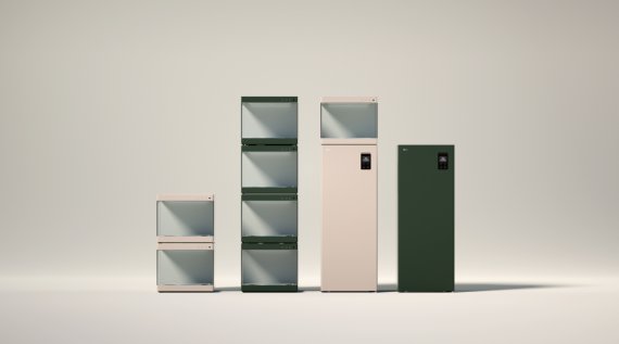 LG 스타일러 슈케이스·슈케어 제품 사진. 프리미엄 신발관리기 '스타일러 슈케어' 위에 스타일러 슈케이스를 설치하면(사진 왼쪽부터 3번째) 하나의 제품처럼 매끄러운 일체형 디자인으로 쓸 수 있다. (LG전자 제공)