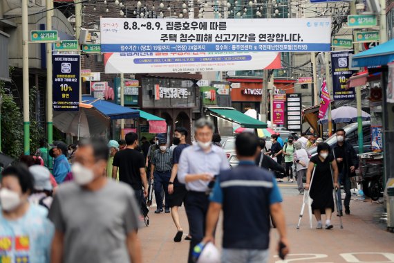 서울 동작구 성대전통시장에서 시민들이 장을 보고 있다. 2022.8.29/뉴스1 ⓒ News1 황기선 기자