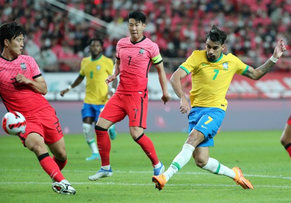 2일 서울월드컵경기장에서 열린 2002 한일월드컵 20주년 기념 평가전 대한민국과 브라질의 경기, 전반 브라질 파케타가 슈팅을 때리고 있다. 2022.6.2/뉴스1 ⓒ News1 김진환 기자