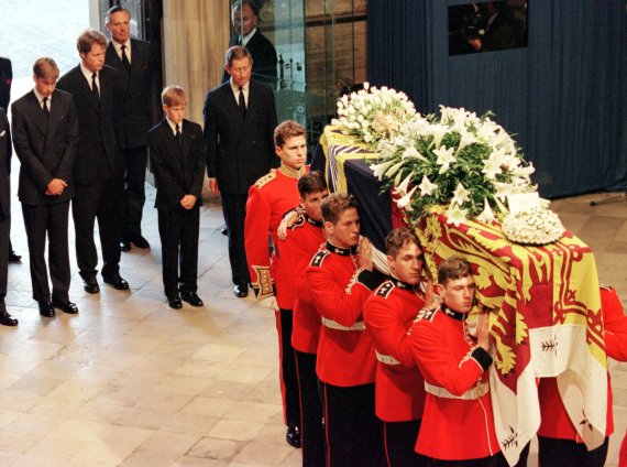 1997년 9월 6일 런던 웨스트민스터 사원에서 거행된 다이애나비의 장례식. 윌리엄 왕자, 얼 스펜서, 해리 왕자, 찰스 왕세자가 추모하고 있다. /로이터 연합뉴스