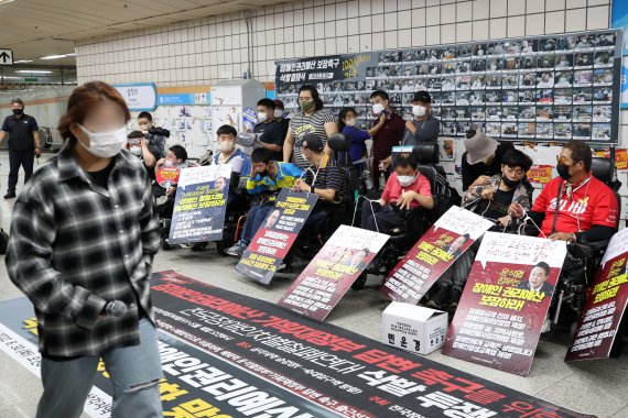 30일 서울 용산구 삼각지역에서 전국장애인차별철폐연대 회원들이 장애인 권리증진을 위한 예산 보장을 촉구 삭발 투쟁 100일차 맞이 기자회견을 하고 있다. 뉴스1 제공