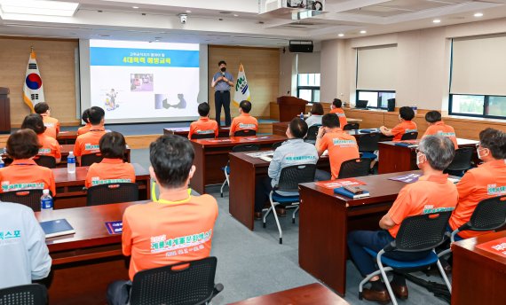 계룡시 관리직 공무원 대상 직장 내 4대 폭력 예방 교육 모습. (계룡시 제공)