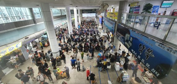 하계 휴가철 연안여객 특별수송기간(7월 22일~8월 10일) 중 인천항 연안여객터미널 전경.