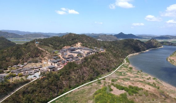 [나주=뉴시스] = 하늘에서 바라본 나주 영상테마파크. 나주시 공산면에 소재한 영상테마파크와 영산강 주변 일원 부지에 전남도가 추진하는 '남도의병 역사공원'이 들어설 전망이다. (사진=나주시 제공) 2020.07.07.photo@newsis.com