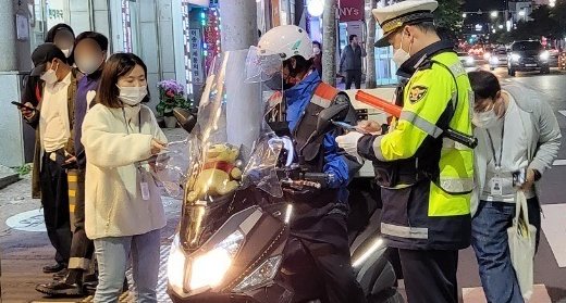 이륜차 법규 위반 행위 단속 현장.(제주경찰청 제공)