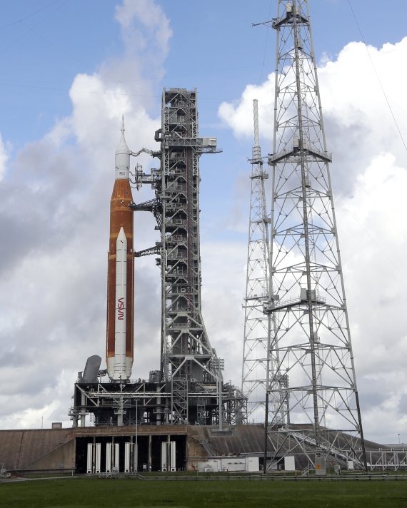 28일(현지시간) 미국 플로리다주 케이프커내버럴 케네디 우주센터 39B 발사대에 아르테미스 미션 1 로켓이 기립해 있다. 뉴시스