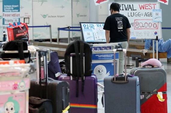 천국제공항 제2터미널에 마련된 코로나19 선별검사소에서 해외에서 입국한 여행객들의 모습. 2022.8.29/뉴스1 ⓒ News1 민경석 기자