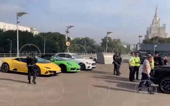 러시아 경찰이 슈퍼카 차주들을 체포하고 있는 현장. 출처=트위터