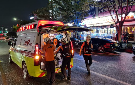 [광주=뉴시스] 광주소방안전본부는 지난 30일 오후 광주 광산구 하남동 한 도로에서 발생한 오토바이·보행자 교통사고 환자들을 병원으로 옮겼다고 31일 밝혔다. (사진=광주소방안전본부 제공). photo@newsis.com *재판매 및 DB 금지