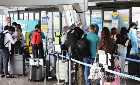 지난 30일 영종도 인천국제공항 제1여객터미널 입국자 전용 코로나 검사센터가 해외 입국자들로 붐비고 있다. 연합뉴스 제공.