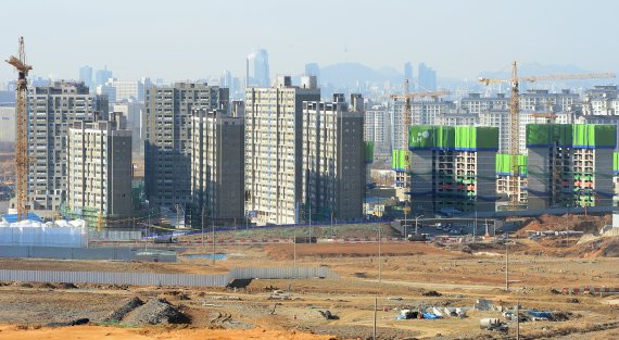 2015년 경기 성남시 수정구 위례신도시 개발지역에서 아파트 건설공사가 진행되고 있다. /사진=뉴스1