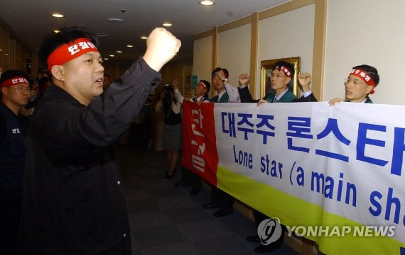 정부, 론스타 요구 6조원 중 2천925억 배상…ISDS 판정 정부, 론스타 요구 6조원 중 2천925억 배상…ISDS 판정 (서울=연합뉴스) 대한민국 정부가 외국계 사모펀드 론스타와의 국제투자 분쟁 끝에 요구액 약 6조원 중 약 2천925억원을 배상하라는 국제기구의 판정이 나왔다. 분쟁 시작 10년 만에 나온 결과다. 법무부는 31일 세계은행 국제투자분쟁해결센터(ICSID)의 론스타 사건 중재 판정부가 우리 정부에 론스타가 청구한 손해배상금의 4.6%인 2억1천650만달러(약 2천925억원·환율 1천350원 기준)를 지급하라고 판