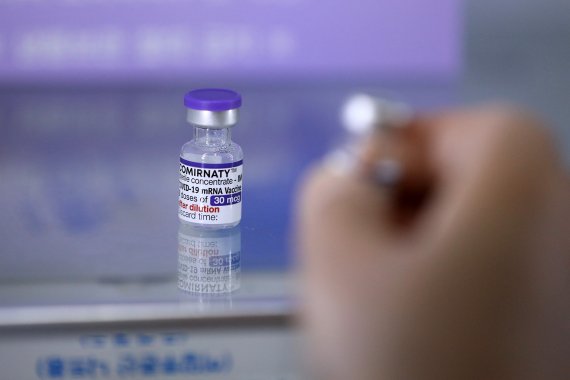 서울 시내 한 동네 병·의원에서 의료진이 코로나19 화이자 백신을 꺼내고 있다. 뉴시스 제공.