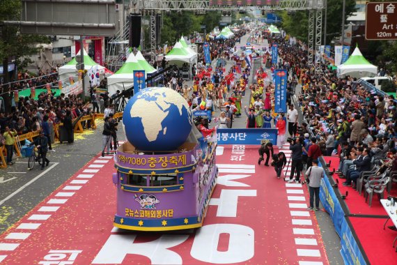 2019년 광주 충장로에서 열린 제16회 '추억의 충장축제'에서 하이라이트인 거리 퍼레이드를 벌이고 있다.(광주 동구 제공) 2019.10.6/뉴스1 ⓒ News1