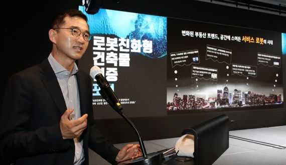 31일 노보텔 앰배서더 서울 동대문에서 열린 '로봇친화형 건축물 인증지표 개발에 관한 포럼'에서 KT에스테이트 ICT부동산본부 임채환 전무가 인사말을 하고 있다. KT에스테이트 제공