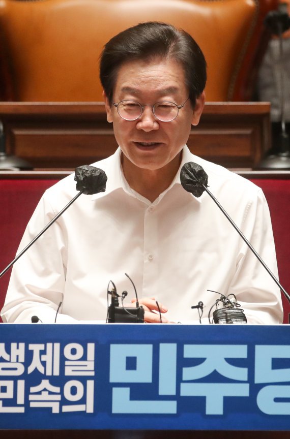 '소고기 법카' 김혜경, 배모씨와 공범 관계 판단..검찰로 송치