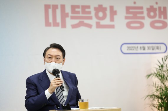 윤석열 대통령이 30일 오전 서울 구로구 가족센터를 찾아 이용 가족 및 관계자들과 간담회를 하고 있다. 이번 방문은 다문화·한부모 등 소외·취약가족 지원시설을 찾아 애로사항을 경청하고 현장 관계자들을 격려하기 위해 마련됐다. (대통령실 제공) 2022.8.30/뉴스1 ⓒ News1 안은나 기자