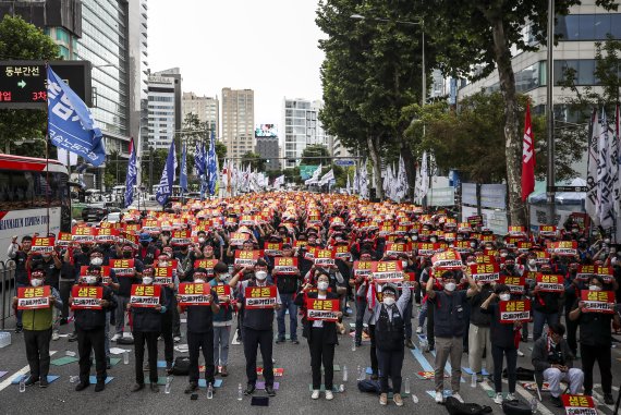 31일 오후 서울 강남구 하이트진로 본사 앞에서 열린 원청 사용자성 인정, 손배가압류 철회, 노조법 개정, 하이트진로 투쟁 승리 민주노총 결의대회에서 민주노총 조합원들이 피켓을 들고 구호를 외치고 있다. /사진=뉴시스