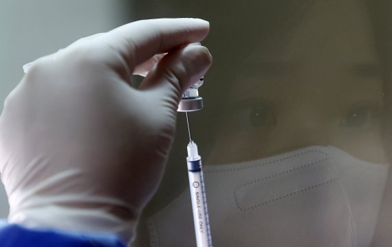 예방접종센터에서 의료진들이 화이자 백신을 분주하고 있다. 뉴스1 제공.