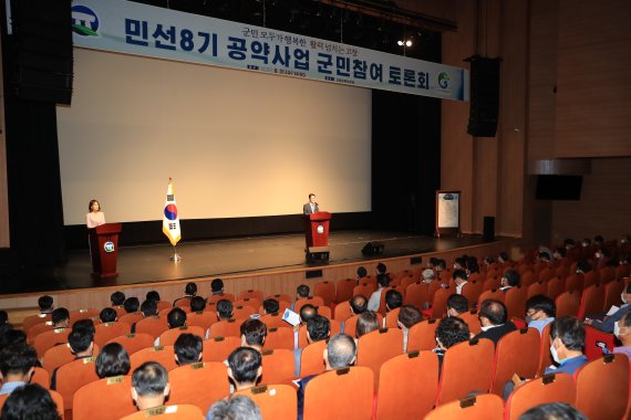 전북 고창군이 민선 8기 심덕섭 군수의 92개 공약사업에 대해 군민의견을 듣고 세부 실행계획을 가다듬는 자리를 마련했다. 심덕섭 군수가 공약사업에 대해 설명하고 있다.(고창군청 제공)2202.08.31/뉴스1