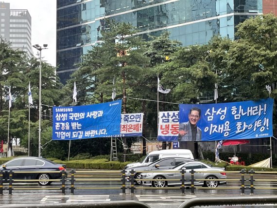 강남역 도배한 ‘현수막 전쟁’… 교묘히 법망 피해 여전히 난립