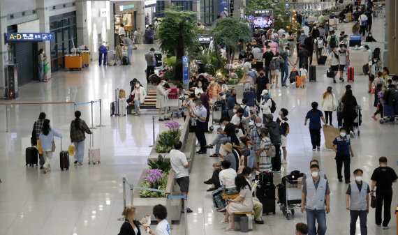 지난 7월 말 인천국제공항 제1여객터미널 입국장이 해외에서 입국한 외국인과 내국인들로 붐비고 있다.