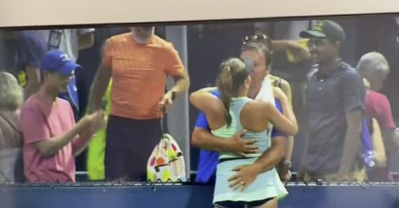 지난달 26일 US오픈 예선 경기 승리 이후 아빠와 포옹하는 테니스 선수 사라 베즐넥. 데일리메일 캡처