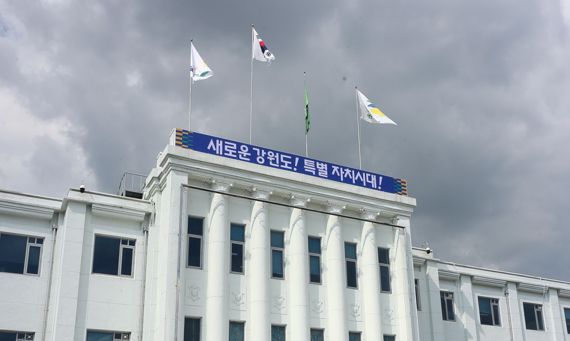 31일 강원도는 이날 제1차 강원도 신청사 건립 부지선정위원회를 개최, 전 조달청 차장과 기재부 경제자유구역기획단 기획국장을 역임한 문일재 위원을 위원장으로 선출하는 등 등 속도를 내고 있다.