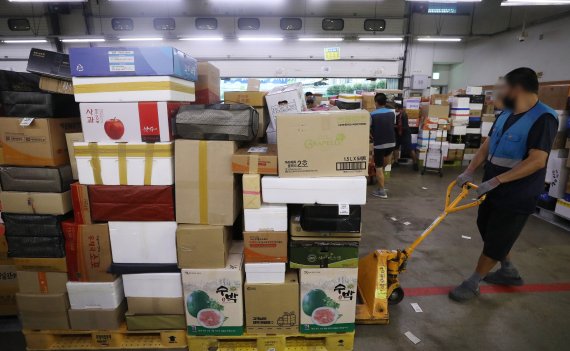 추석 명절을 앞둔 1일 오전 서울 광진구 동서울우편물류센터에서 집배원 등 직원들이 택배를 분류하고 있다. 올 추석 명절 소포우편물은 약 1,917만개가 접수될 것으로 예상되고 있다. 2022.9.1/뉴스1 ⓒ News1 임세영 기자