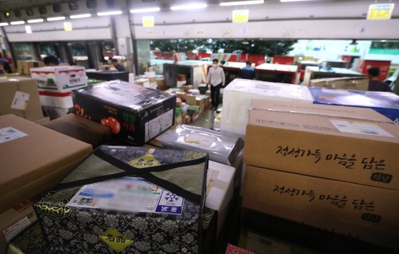 추석 명절을 앞둔 1일 오전 서울 광진구 동서울우편물류센터에서 집배원 등 직원들이 택배를 분류하고 있다. 올 추석 명절 소포우편물은 약 1,917만개가 접수될 것으로 예상되고 있다. 2022.9.1/뉴스1 ⓒ News1 임세영 기자