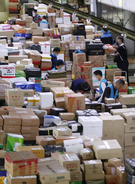 추석 명절을 앞둔 1일 오전 서울 광진구 동서울우편물류센터에서 집배원 등 직원들이 택배를 분류하고 있다. 올 추석 명절 소포우편물은 약 1,917만개가 접수될 것으로 예상되고 있다. 2022.9.1/뉴스1 ⓒ News1 임세영 기자