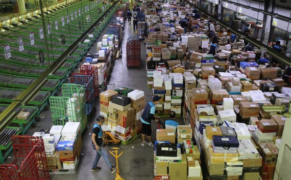 추석 명절을 앞둔 1일 오전 서울 광진구 동서울우편물류센터에서 집배원 등 직원들이 택배를 분류하고 있다. 올 추석 명절 소포우편물은 약 1,917만개가 접수될 것으로 예상되고 있다. 2022.9.1/뉴스1 ⓒ News1 임세영 기자